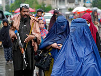 По приговору суда в Афганистане публично побили палками геев и неверных супругов