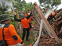 Жертвами землетрясения в Индонезии стали более 300 человек