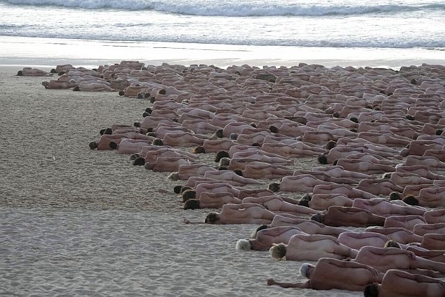 "Голая массовка" на пляже в Сиднее: борьба за осведомленность о раке кожи. Фоторепортаж