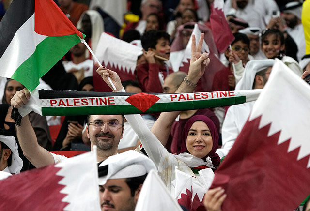 Фанаты с палестинским флагом
