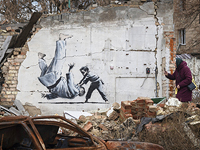 Вандалы срезали граффити Бэнкси в Гостомеле
