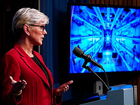 Министр энергетики Дженнифер Грэнхольм объявляет о крупном научном прорыве в исследованиях термоядерного синтеза, который был сделан в Ливерморской национальной лаборатории им. Э. Лоуренса в Калифорнии