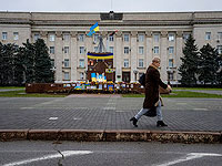 Российские военные обстреляли Херсон, повреждено здание администрации