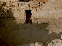 Фасад погребальной пещеры, обнаруженный при раскопках. В отличие от вытесанных пещер, внутренний двор был построен из известняка, что говорит о его важности и великолепии