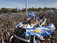 В Буэнос-Айресе прерван парад чемпионов из-за опасений возникновения давки и гибели в ней людей