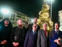 Президент Израиля зажег огни на праздничной елке в церкви Святого Георгия