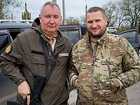 Рогозин в ДНР позирует с оружием
