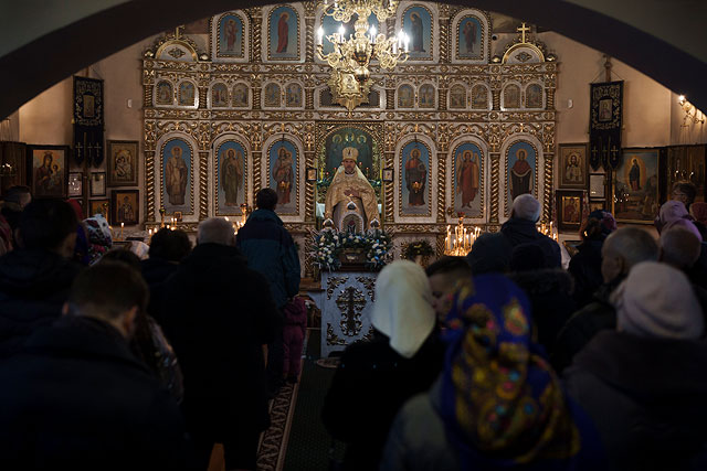 Прихожане православной церкви в Бобрице в пригороде Киева на рождественской службе. Украинцы обычно празднуют Рождество 7 января, но в этом году некоторые решили отмечать Рождество 25 декабря