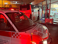 В Нетании автобус врезался в стеклянную стену автовокзала, пострадал один человек