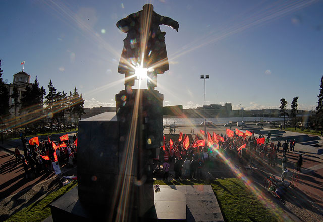 Коммунисты у памятника основателю Советского Союза Владимиру Ленину