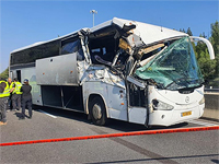 На 1-й трассе столкнулись автобус и грузовик: травмированы десятки детей, одна девочка в тяжелом состоянии