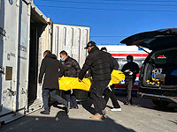 Рабочие переносят тело в контейнер для хранения в крематории в Пекине