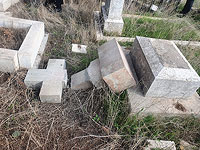 Последствия действий вандалов на христианском кладбище около горы Сион в Иерусалиме. Фоторепортаж