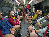 В лондонском метро "без штанов": впервые после начала эпидемии коронавируса. Фоторепортаж