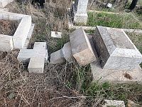 Полиция: вандалам будет предъявлено обвинение в разрушении десятков могил на кладбище в Иерусалиме