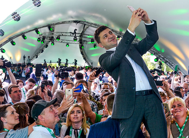 Президент Украины Владимир Зеленский делает селфи на первом съезде партии «Слуга народа» в городском Ботаническом саду, Киев, Украина, 9 июня 2019 года