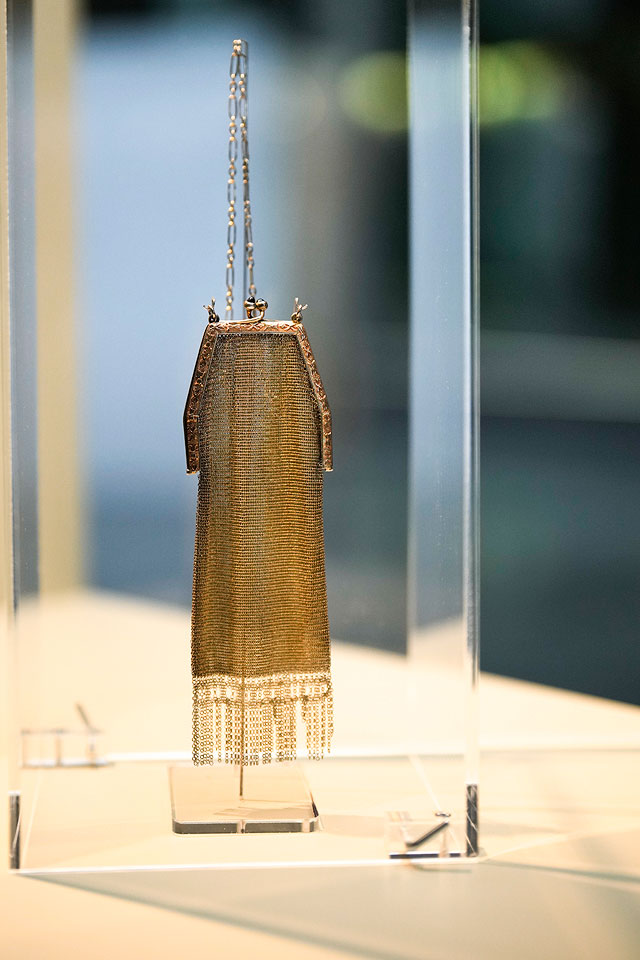 Вечерняя сумка, принадлежащая жертве Холокоста Дженни Бахрах из Эссена. Является частью выставки предметов из "Яд ва-Шем" в Бундестаге