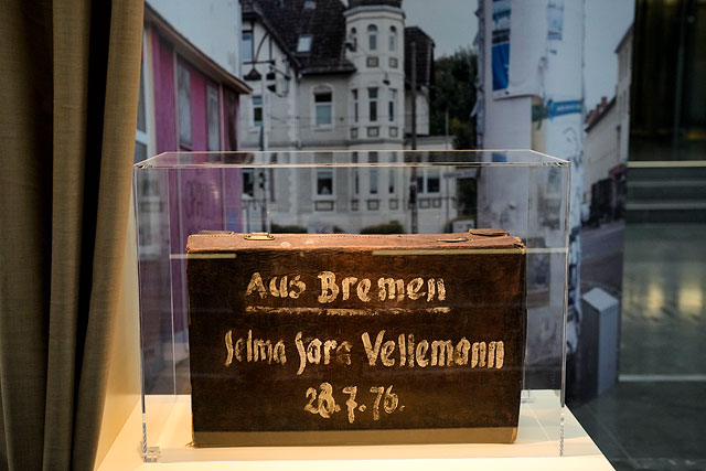 Чемодан с именем и датой рождения жертвы Холокоста Сельмы Сары Веллеманн из Бремена. Является частью выставки предметов из "Яд ва-Шем" в Бундестаге