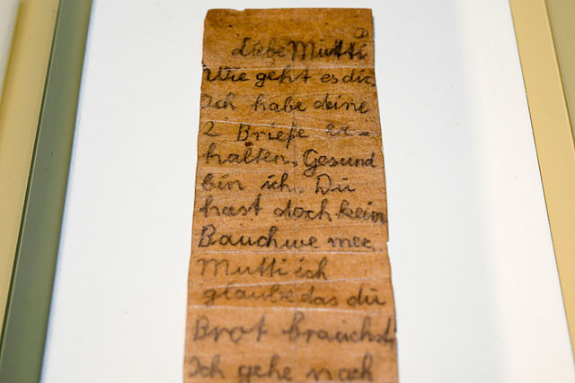 Письмо, которое одиннадцатилетний Сиги Рапапорт написал своей матери в концлагере Штуттхоф, является частью выставки с предметами из "Яд ва-Шем" в Бундестаге