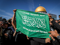 Десятки тысяч мусульман приняли участие в пятничной молитве на Храмовой горе в Иерусалиме под флагами ХАМАСа и ООП