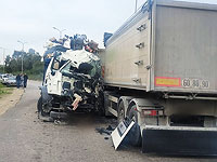 В Ашдоде столкнулись две грузовые машины, один из водителей в тяжелом состоянии