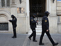 Азербайджанcкие полицейские у посольства Ирана в Баку