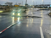 На севере Тель-Авиве из-за дождей провалилось дорожное полотно