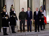 Президент Украины Зеленский встретился с лидерами Франции и Германии в Париже, а затем направляется в Брюссель