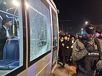 Ультрарелигиозные участники акции протеста в центре Иерусалима повредили трамвай и автомобиль