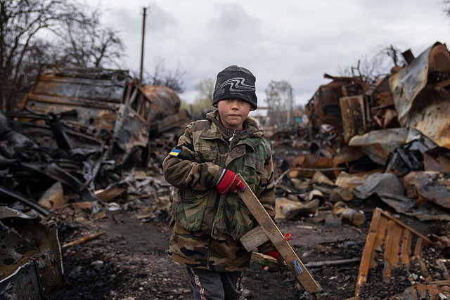 Мальчик Егор с деревянным автоматом. Окрестности Чернигова, 17 апреля 2022 года