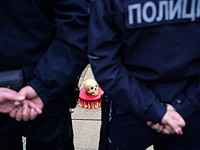 Десятки россиян были задержаны за антивоенные акции и одиночные пикеты