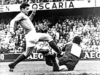 Чемпионат мира 1958 года. Жюсто Фонтен атакует ворота сборной Бразилии