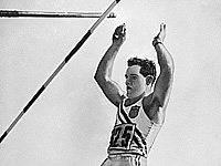 Умер легендарный легкоатлет, единственный двукратный олимпийский чемпион в прыжках с шестом