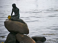 Статую "Русалочки" в Копенгагене осквернили российским флагом