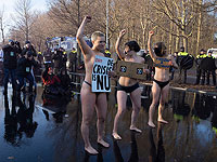 Климатическая "голая акция" протеста и водометы в Гааге. Фоторепортаж
