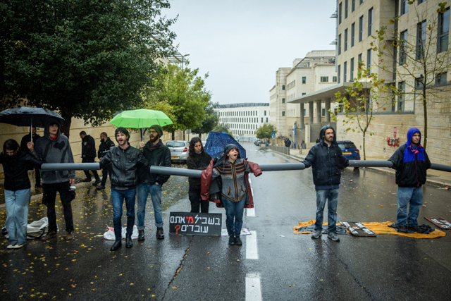 Перекрытие проезда в министерства в Иерусалиме: акция протеста противников юридической реформы. Фоторепортаж