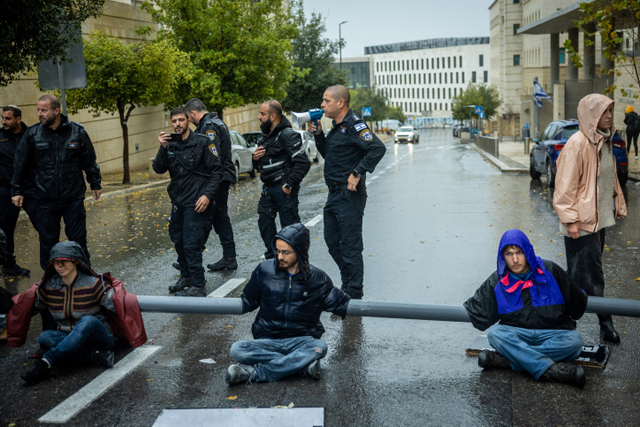 Перекрытие проезда в министерства в Иерусалиме: акция протеста противников юридической реформы. Фоторепортаж