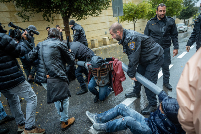Перекрытие проезда в министерства в Иерусалиме: акция протеста противников юридической реформы. Фоторепортаж