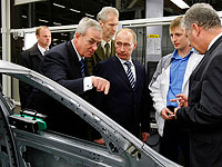 Владимир Путин осматривает сборочный завод Volkswagen AG в Калуге с генеральным директором Volkswagen Мартином Винтеркорном (слева) и генеральным директором Volkswagen Group Rus Дитмаром Корзеква (справа). 2009 год