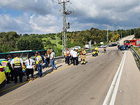Около развязки Нахшон столкнулись автобус и автомобиль, десятки пострадавших