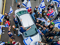 Видео: водитель "Лексуса" прорвался сквозь группу манифестантов в Тель-Авиве
