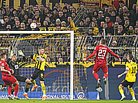 В первом матче двадцать третьего тура чемпионата Германии дортмундская "Боруссия" победила "Лейпциг" 2:1