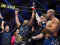 UFC. Джон Джонс "гильотиной" победил Сирила Гана и стал чемпионом