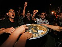В Газе празднуют "боевую операцию" в Тель-Авиве