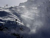 В результате схода лавины во французских Альпах погибли не менее четырех человек