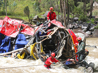 В Перу автобус после аварии упал в реку, множество жертв