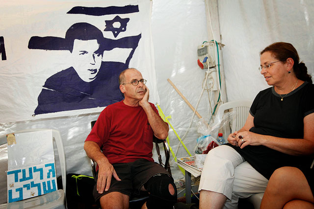 Меир Шалев с матерью Гилада Шалита, Авивой. 2010 год