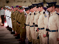 В Израиле продолжают отмечать День Памяти, в 11:00 прозвучит сирена