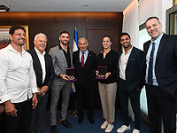 Биньямин Нетаниягу и Мики Зоар встретились с дзюдоистами, привезшими из Катара три медали