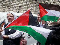 На улице Салах эд-Дин в Иерусалиме жители арабских кварталов развернули палестинские флаги